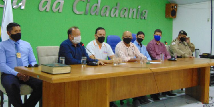 Na manhã desta quinta-feira (21), os vereadores, prefeito, vice-prefeito e autoridades se reuniram com deputado estadual Weldel Mesquita.