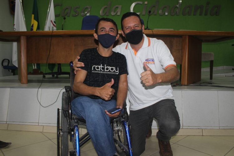 Na manhã desta quinta-feira (21), os vereadores, prefeito, vice-prefeito e autoridades se reuniram com deputado estadual Weldel Mesquita.