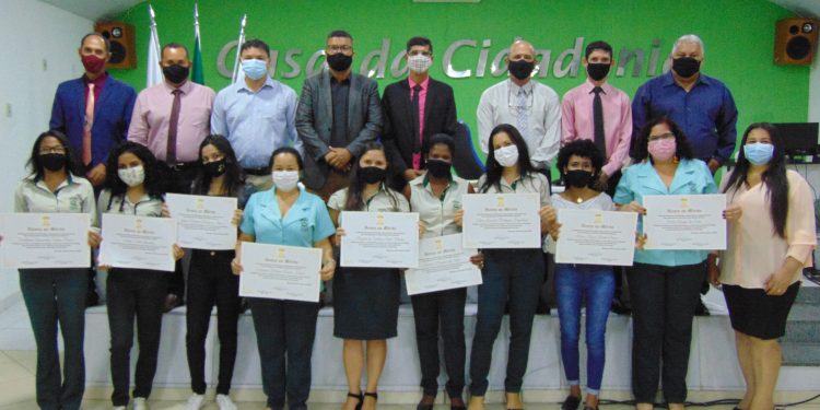 Vereadores prestam homenagem às mulheres do Legislativo Nanuquense