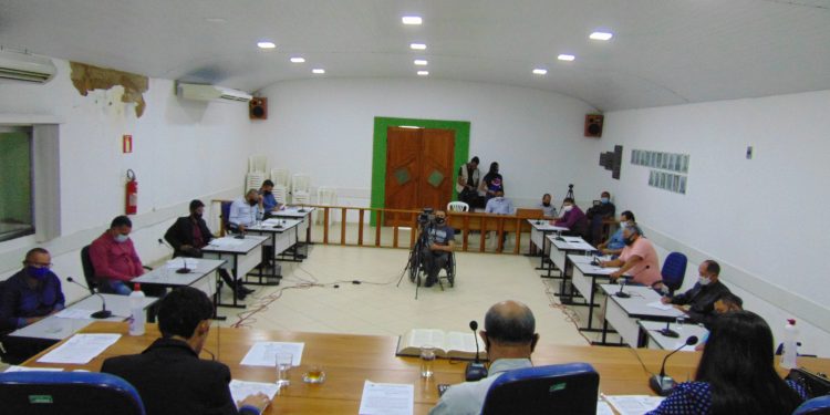 Vereadores apresentam Requerimento para convocação da Secretária de Educação, para prestar esclarecimentos sobre retorno presencial das atividades escolares no Município de Nanuque