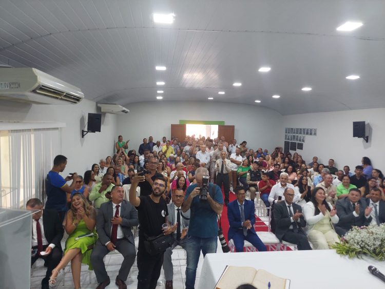 Vereadores, prefeito e vice-prefeito tomam posse