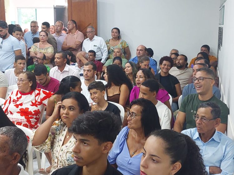 Vereadores, prefeito e vice-prefeito tomam posse
