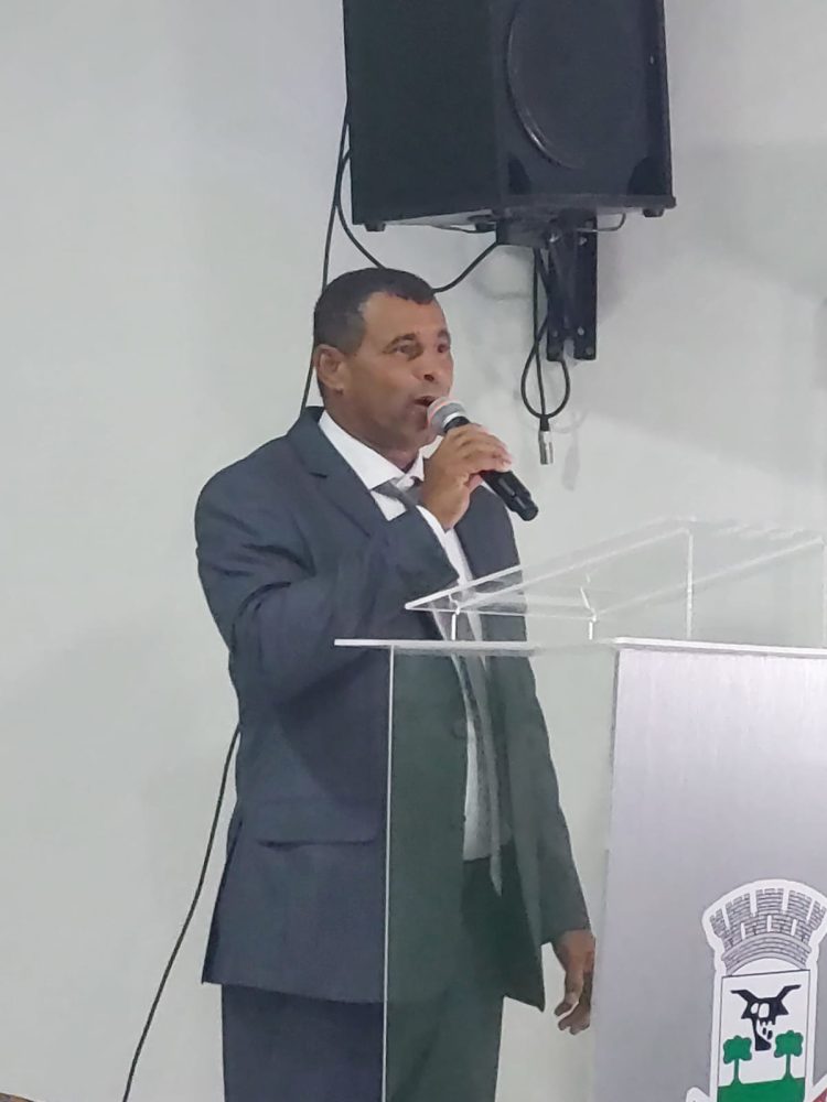 Vereadores, prefeito e vice-prefeito tomam posse