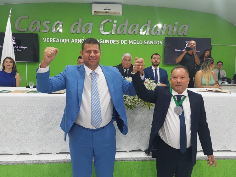 Vereadores, prefeito e vice-prefeito tomam posse