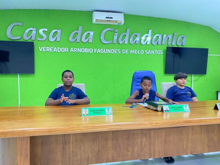 Alunos do 4º ano do ensino fundamental visitam a Câmara Municipal de Nanuque