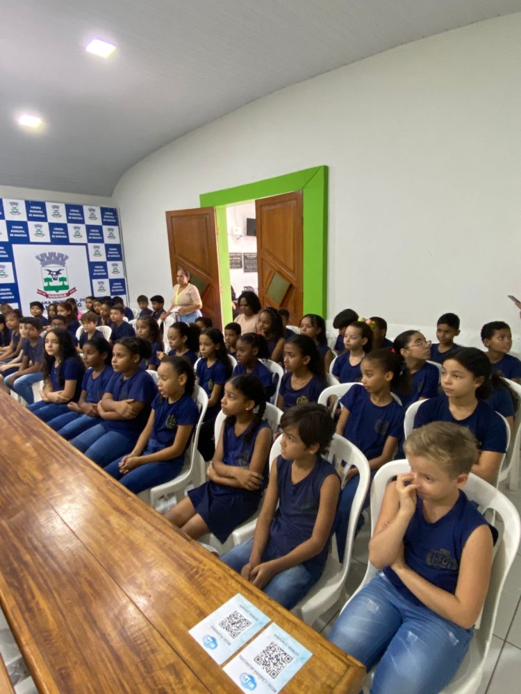 Alunos do 4º ano do ensino fundamental visitam a Câmara Municipal de Nanuque