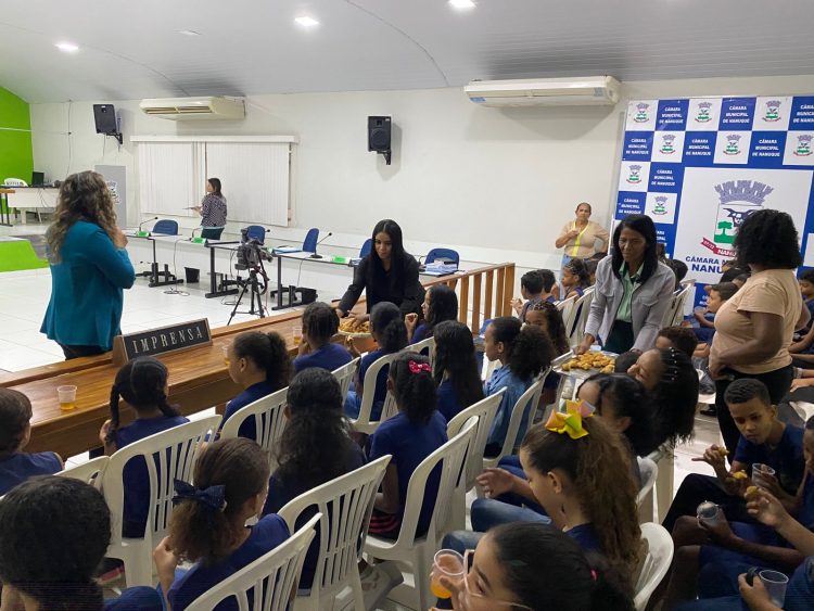 Alunos do 4º ano do ensino fundamental visitam a Câmara Municipal de Nanuque