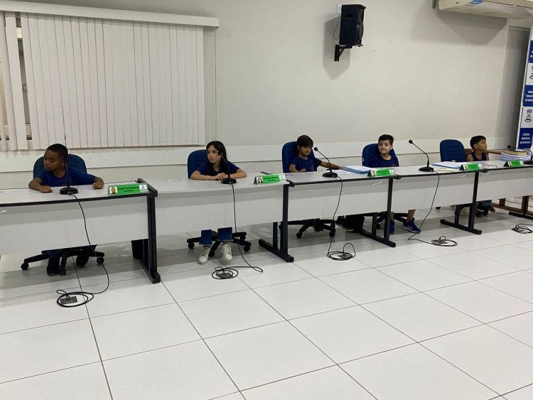 Alunos do 4º ano do ensino fundamental visitam a Câmara Municipal de Nanuque