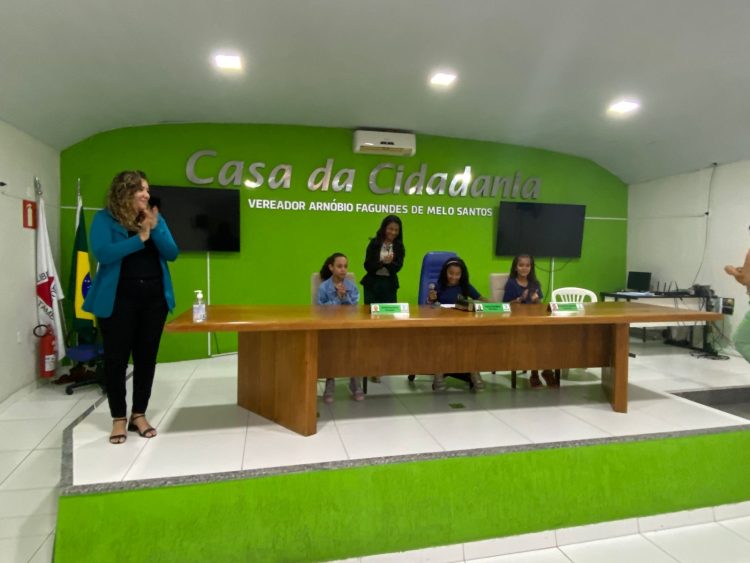 Alunos do 4º ano do ensino fundamental visitam a Câmara Municipal de Nanuque