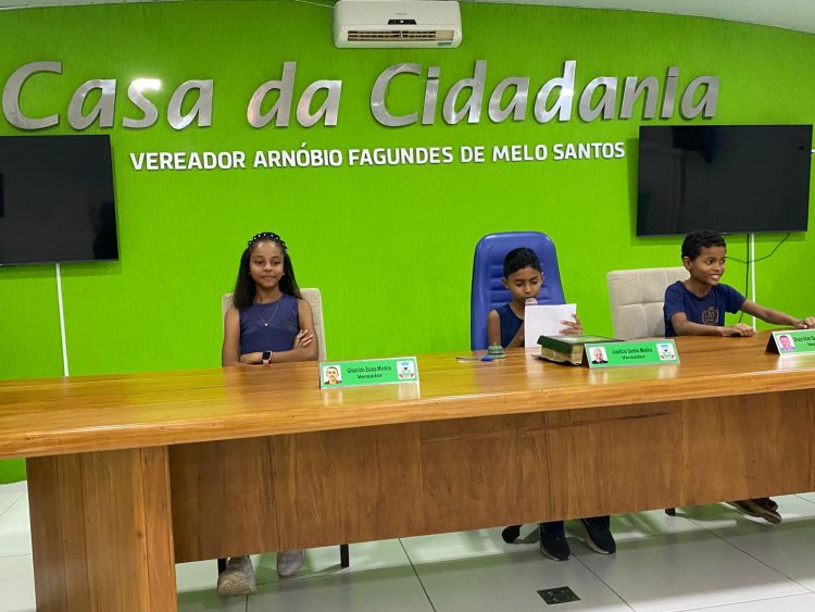 Alunos do 4º ano do ensino fundamental visitam a Câmara Municipal de Nanuque