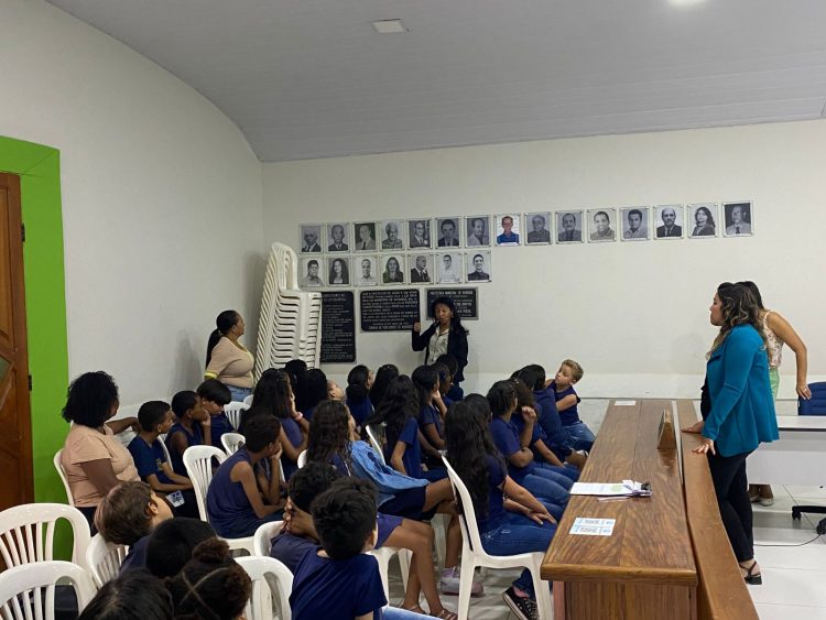 Alunos do 4º ano do ensino fundamental visitam a Câmara Municipal de Nanuque