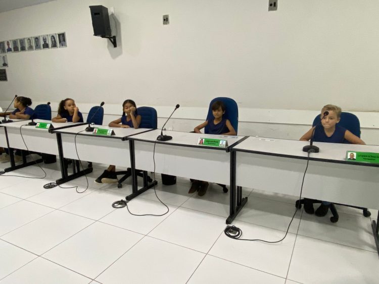 Alunos do 4º ano do ensino fundamental visitam a Câmara Municipal de Nanuque