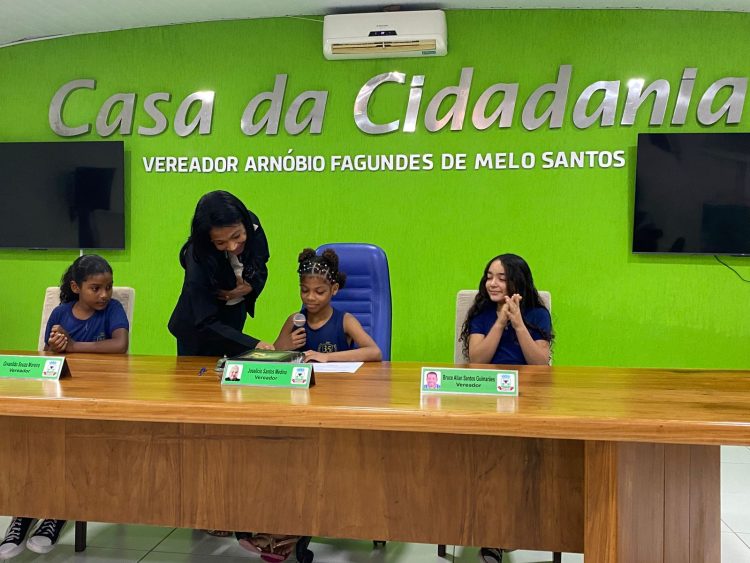 Alunos do 4º ano do ensino fundamental visitam a Câmara Municipal de Nanuque