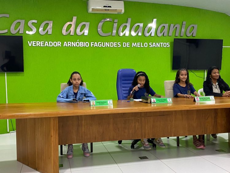 Alunos do 4º ano do ensino fundamental visitam a Câmara Municipal de Nanuque