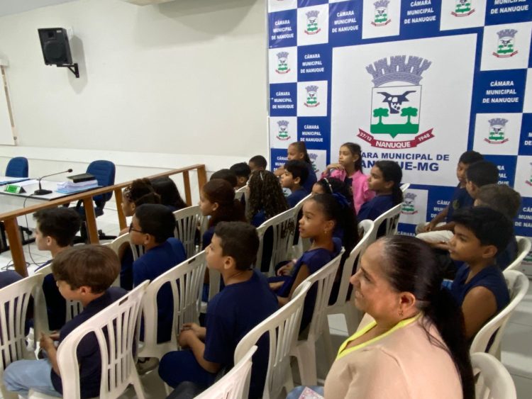 Alunos do 4º ano do ensino fundamental visitam a Câmara Municipal de Nanuque