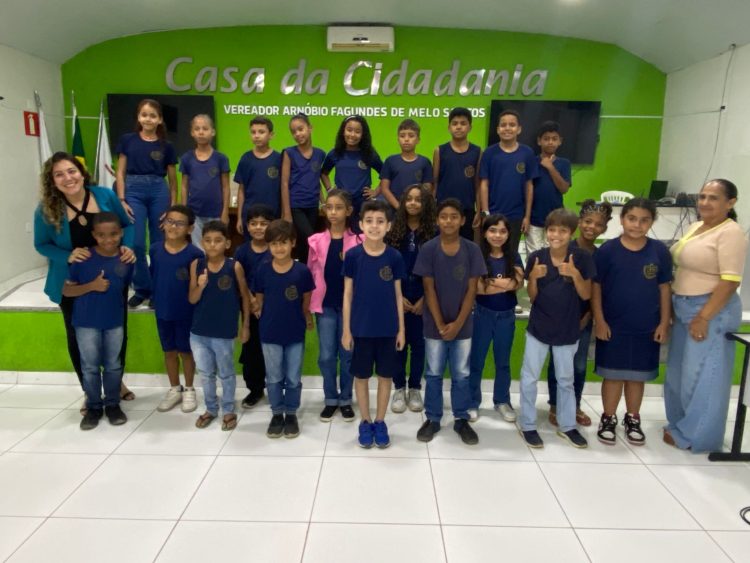 Alunos do 4º ano do ensino fundamental visitam a Câmara Municipal de Nanuque