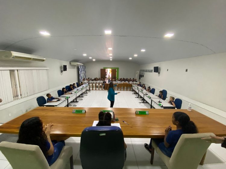 Alunos do 4º ano do ensino fundamental visitam a Câmara Municipal de Nanuque