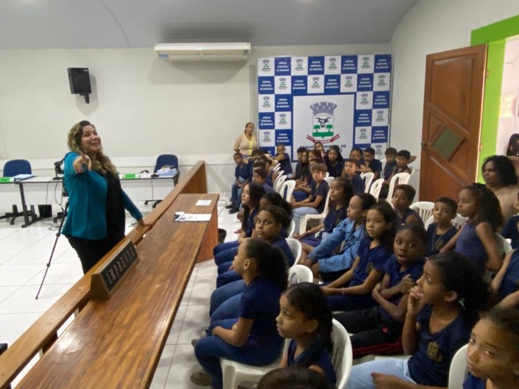 Alunos do 4º ano do ensino fundamental visitam a Câmara Municipal de Nanuque