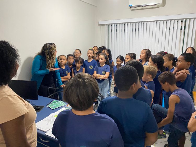 Alunos do 4º ano do ensino fundamental visitam a Câmara Municipal de Nanuque