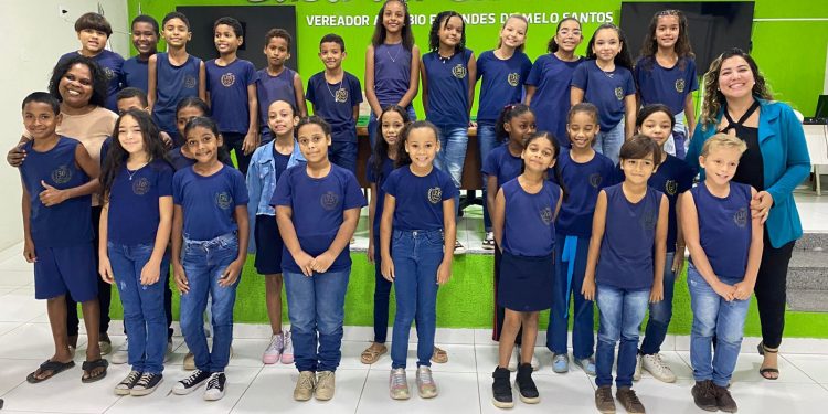 Alunos do 4º ano do ensino fundamental visitam a Câmara Municipal de Nanuque