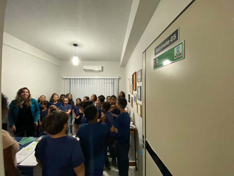 Alunos do 4º ano do ensino fundamental visitam a Câmara Municipal de Nanuque