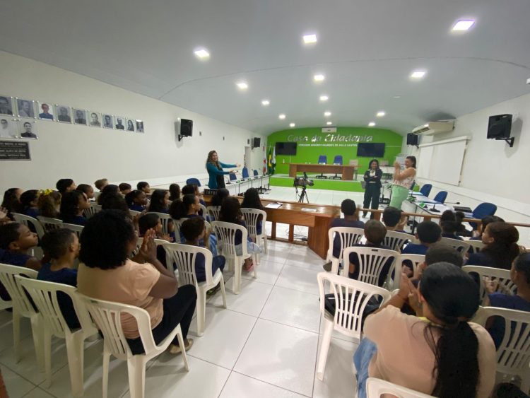 Alunos do 4º ano do ensino fundamental visitam a Câmara Municipal de Nanuque