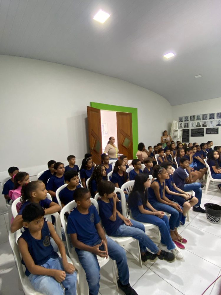 Alunos do 4º ano do ensino fundamental visitam a Câmara Municipal de Nanuque