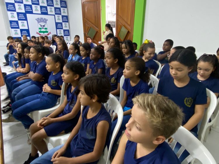 Alunos do 4º ano do ensino fundamental visitam a Câmara Municipal de Nanuque