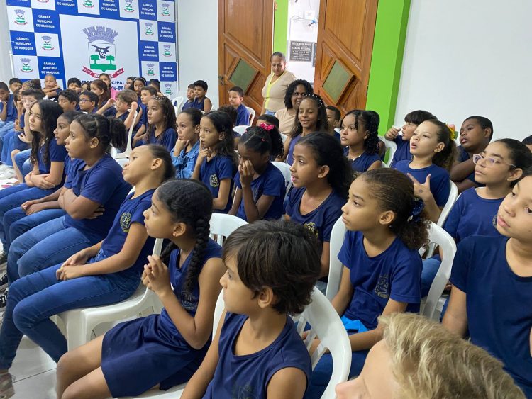 Alunos do 4º ano do ensino fundamental visitam a Câmara Municipal de Nanuque