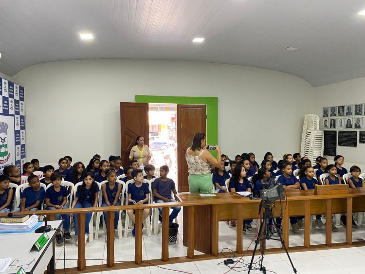 Alunos do 4º ano do ensino fundamental visitam a Câmara Municipal de Nanuque