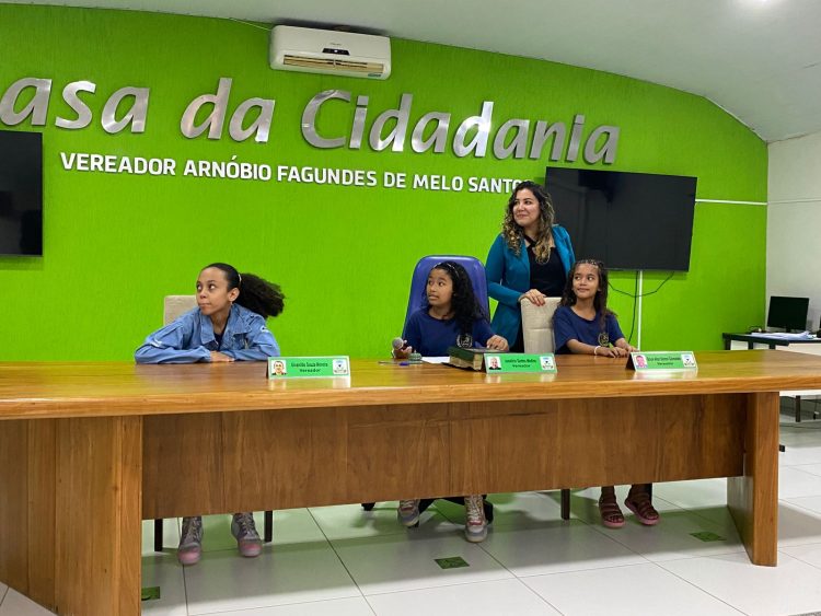 Alunos do 4º ano do ensino fundamental visitam a Câmara Municipal de Nanuque