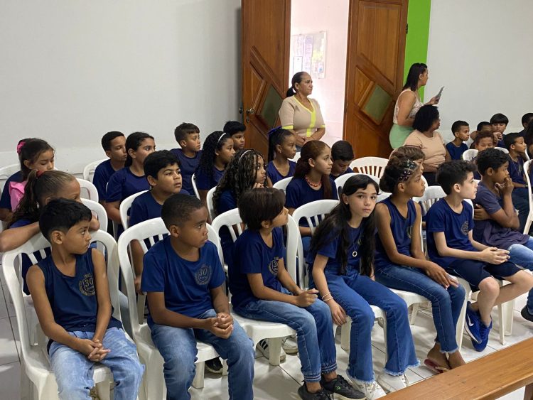 Alunos do 4º ano do ensino fundamental visitam a Câmara Municipal de Nanuque