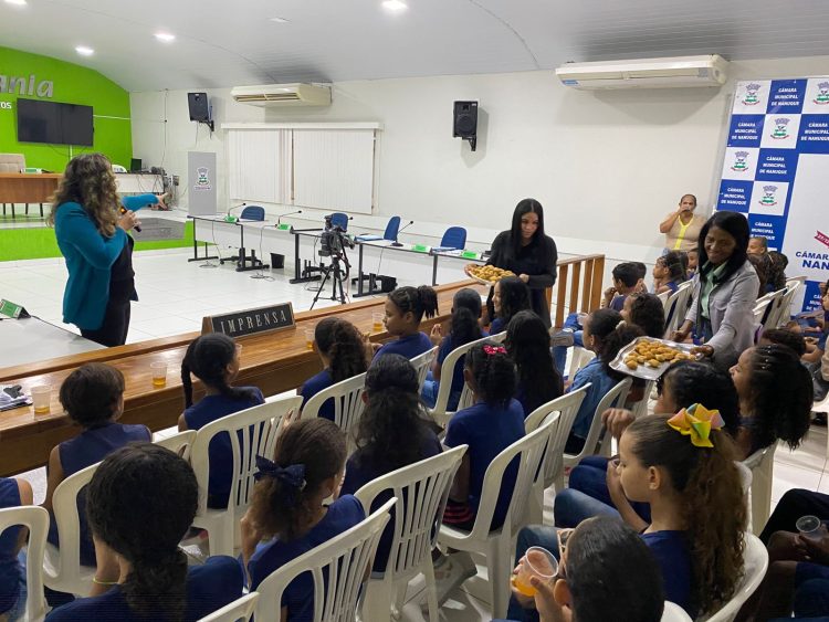 Alunos do 4º ano do ensino fundamental visitam a Câmara Municipal de Nanuque