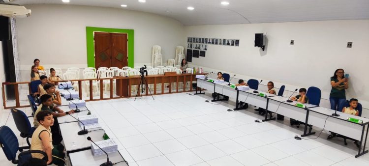 Alunos do 3º ano do ensino fundamental visitam a Câmara Municipal de Nanuque