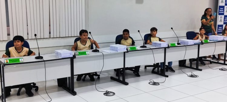 Alunos do 3º ano do ensino fundamental visitam a Câmara Municipal de Nanuque