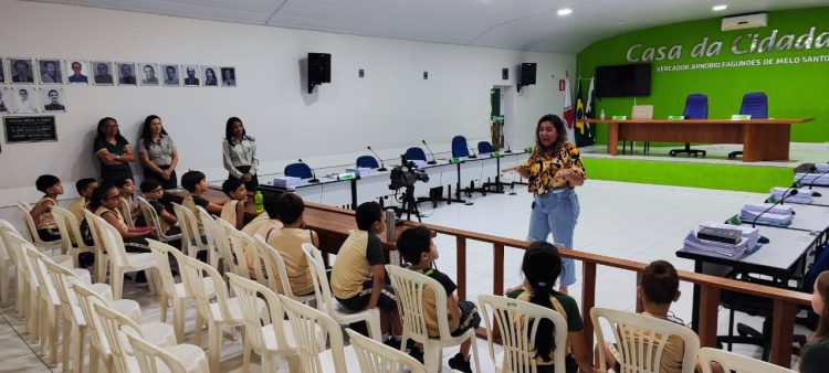 Alunos do 3º ano do ensino fundamental visitam a Câmara Municipal de Nanuque