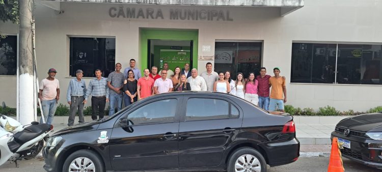 Câmara de Nanuque entrega veículo para Secretaria de Obras do Município