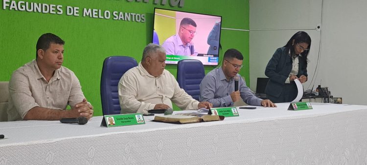 Câmara de Nanuque entrega veículo para Secretaria de Obras do Município