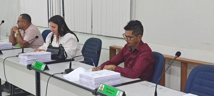 Câmara de Nanuque entrega veículo para Secretaria de Obras do Município