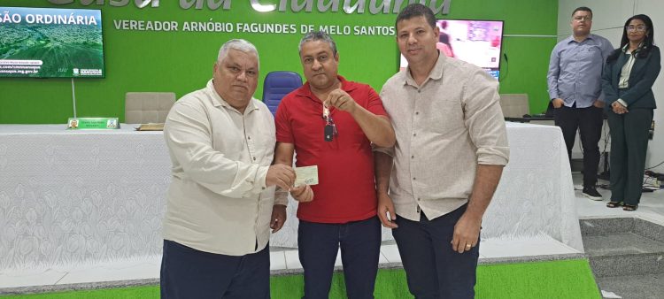 Câmara de Nanuque entrega veículo para Secretaria de Obras do Município