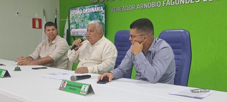 Câmara de Nanuque entrega veículo para Secretaria de Obras do Município