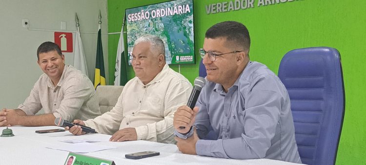 Câmara de Nanuque entrega veículo para Secretaria de Obras do Município