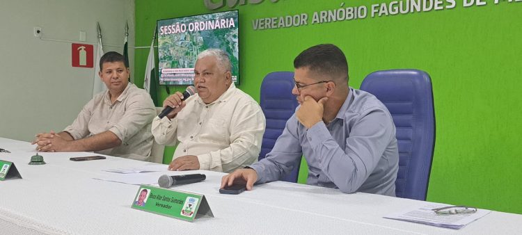 Câmara de Nanuque entrega veículo para Secretaria de Obras do Município