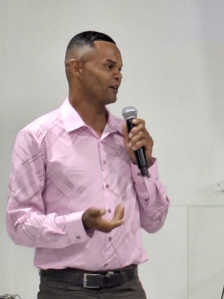 Vereadores entregam Títulos de Cidadania Honorária e Comenda Honra ao Mérito Nanuquense