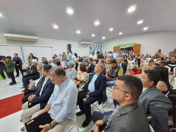 Vereadores entregam Títulos de Cidadania Honorária e Comenda Honra ao Mérito Nanuquense