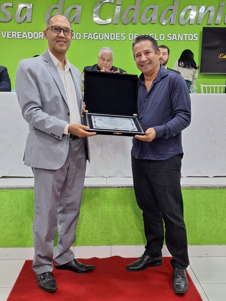 Vereadores entregam Títulos de Cidadania Honorária e Comenda Honra ao Mérito Nanuquense