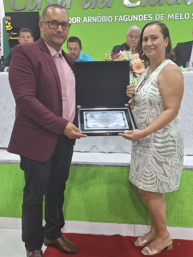 Vereadores entregam Títulos de Cidadania Honorária e Comenda Honra ao Mérito Nanuquense