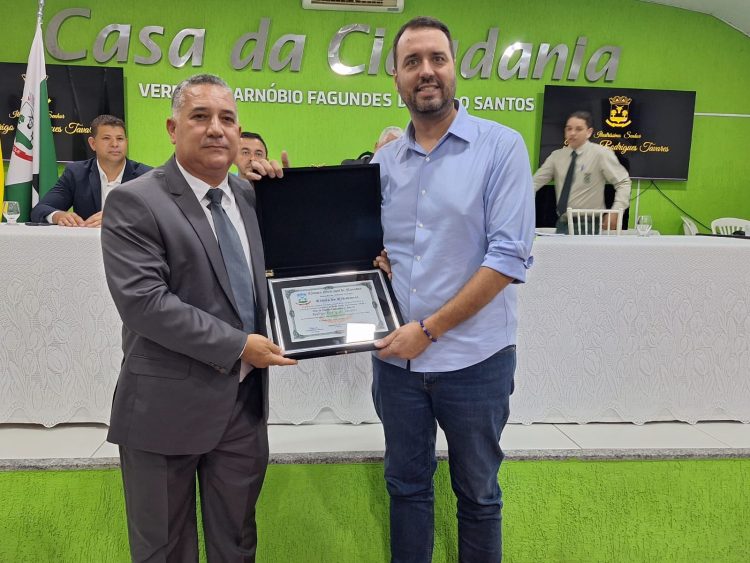 Vereadores entregam Títulos de Cidadania Honorária e Comenda Honra ao Mérito Nanuquense
