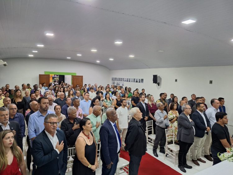 Vereadores entregam Títulos de Cidadania Honorária e Comenda Honra ao Mérito Nanuquense