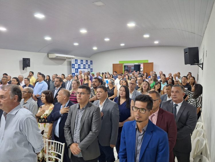 Vereadores entregam Títulos de Cidadania Honorária e Comenda Honra ao Mérito Nanuquense